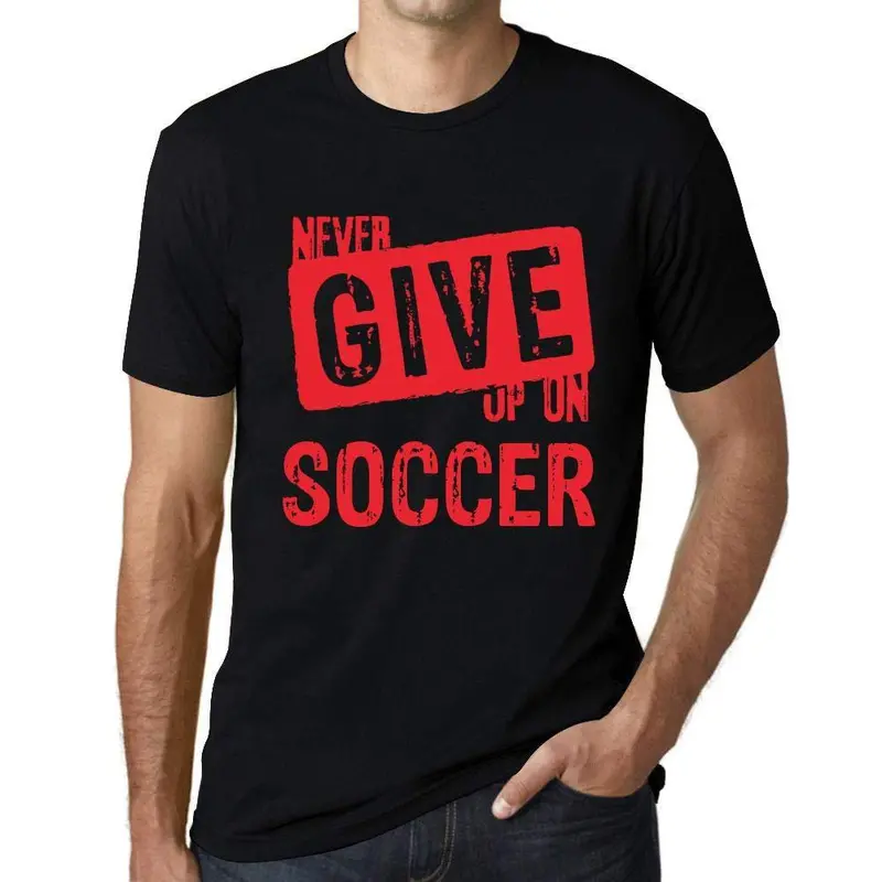 Ultrabasic Homme T-Shirt Graphique Never Give Up On Soccer Noir Profond Texte Rouge 1