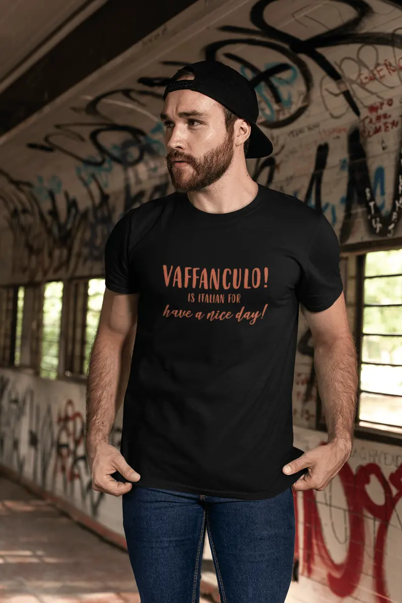 Ultrabasic - Homme T-Shirt Graphique Vaffanculo Is Italian For Have A Nice Day 1