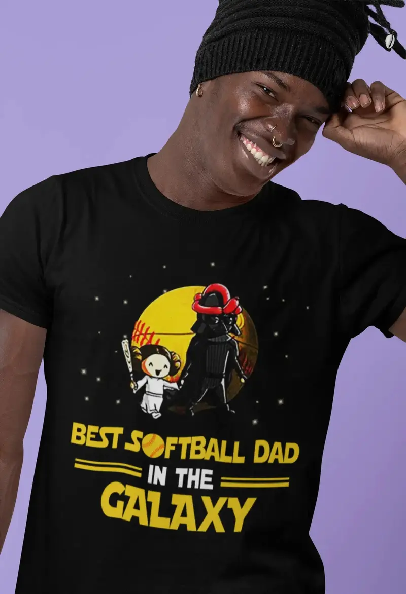 Ultrabasic Men's Graphic T-Shirt Best Softball Dad In The Galaxy - Family Time 1
