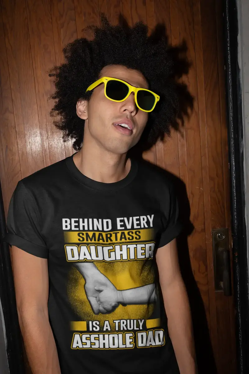 Ultrabasic Men's T-Shirt Behind Every Smartass Daughter Is A Truly Asshole Dad 1