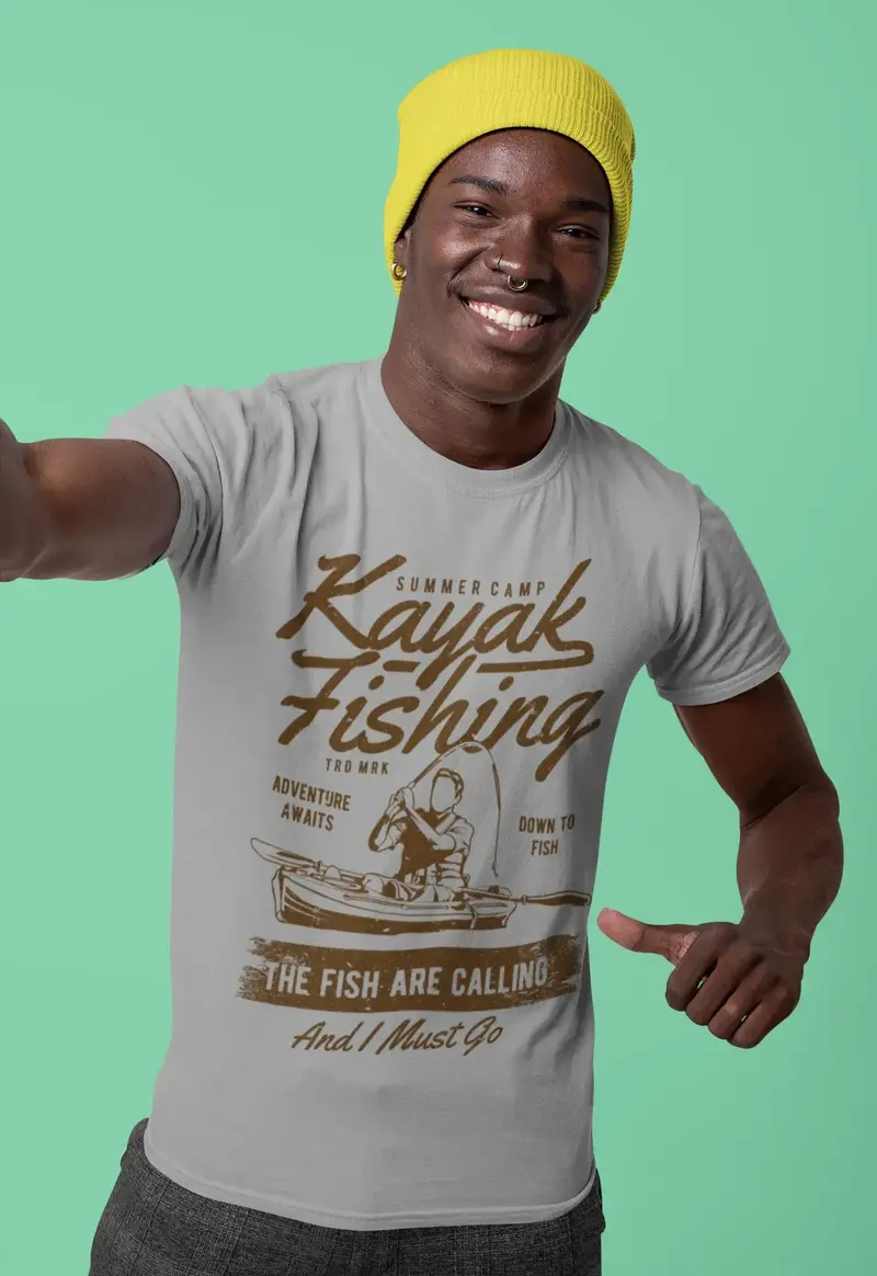 Ultrabasic Men's T-Shirt Kayak Fishing - The Fish Are Calling And I Must Go - Gift For Fishermen 1